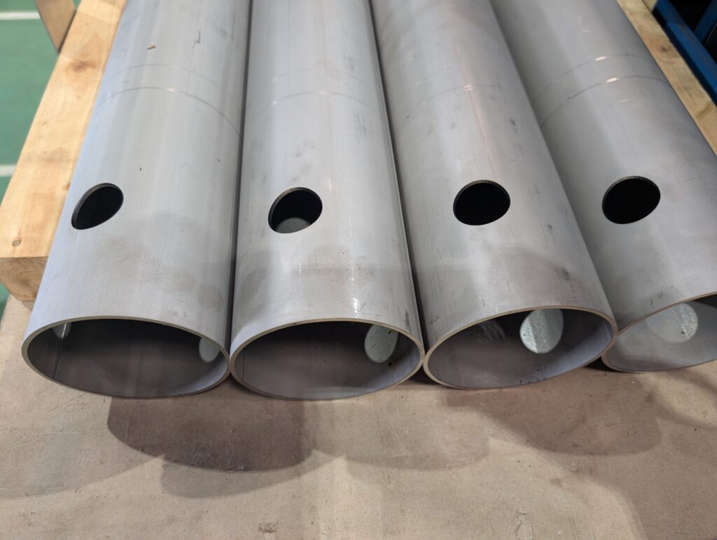 パイプへのφ47mm穴あけ加工｜規格外サイズこそレーザーの出番