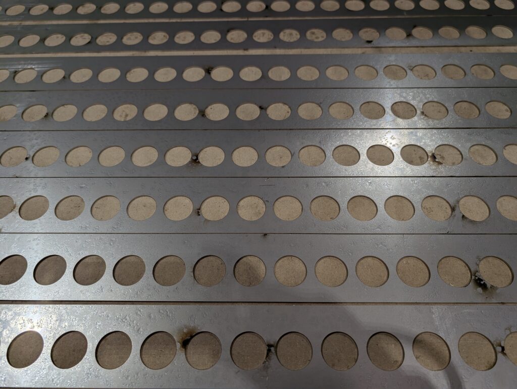 レーザー加工技術の真髄:規格外フラットバーの製作と精密多孔加工事例