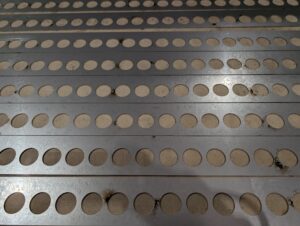 レーザー加工技術の真髄:規格外フラットバーの製作と精密多孔加工事例